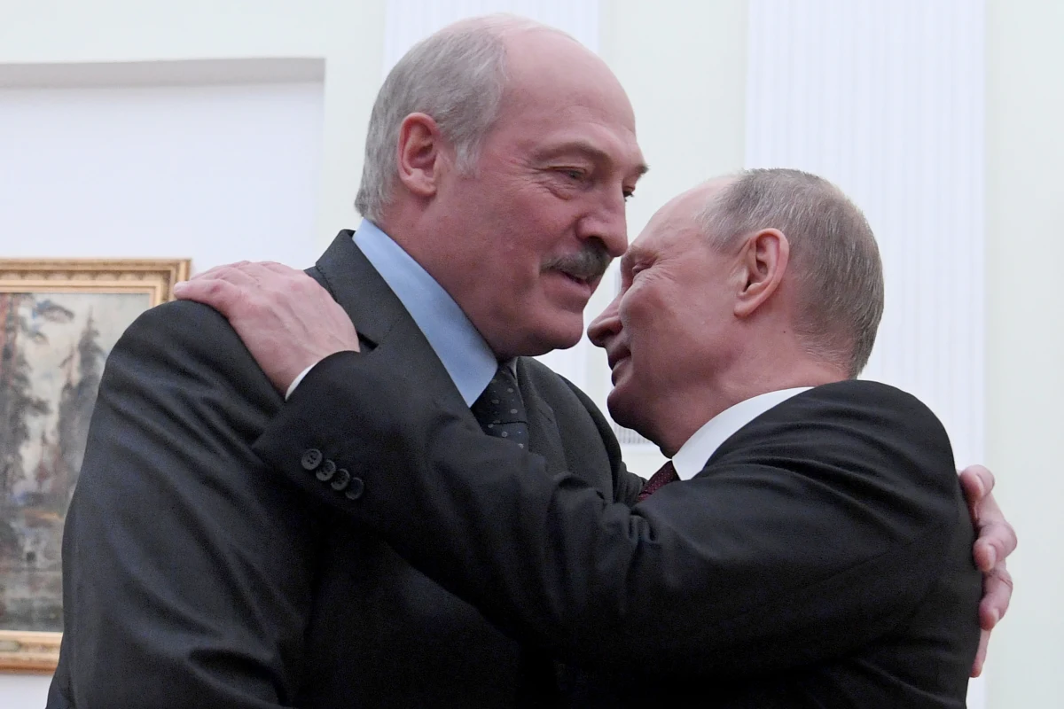 Wchłonięcie Białorusi przez Rosję postawi Polskę w niezwykle trudnej sytuacji strategicznej. Faktycznie 418-kilometrowa granica z Białorusią stanie się granicą z Rosją. Dramatyczna stanie się wówczas sytuacja republik bałtyckich, Litwy, Łotwy i Estonii. Ukraina przestanie być ważnym dla NATO buforem oddzielającym sojusz od Rosji, a funkcję buforu pomiędzy Rosją i krajami NATO przejmie Polska.