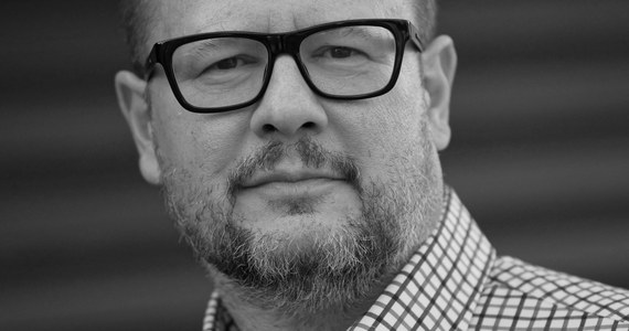 Nie żyje prezydent Gdańska Paweł Adamowicz. W niedzielę został zaatakowany podczas finału WOŚP w Gdańsku. Lekarze przez kilkanaście godzin walczyli o jego życie. Po informacji o śmierci Adamowicza ze wszystkich stron napływają wyrazy smutku i współczucia dla rodziny. 