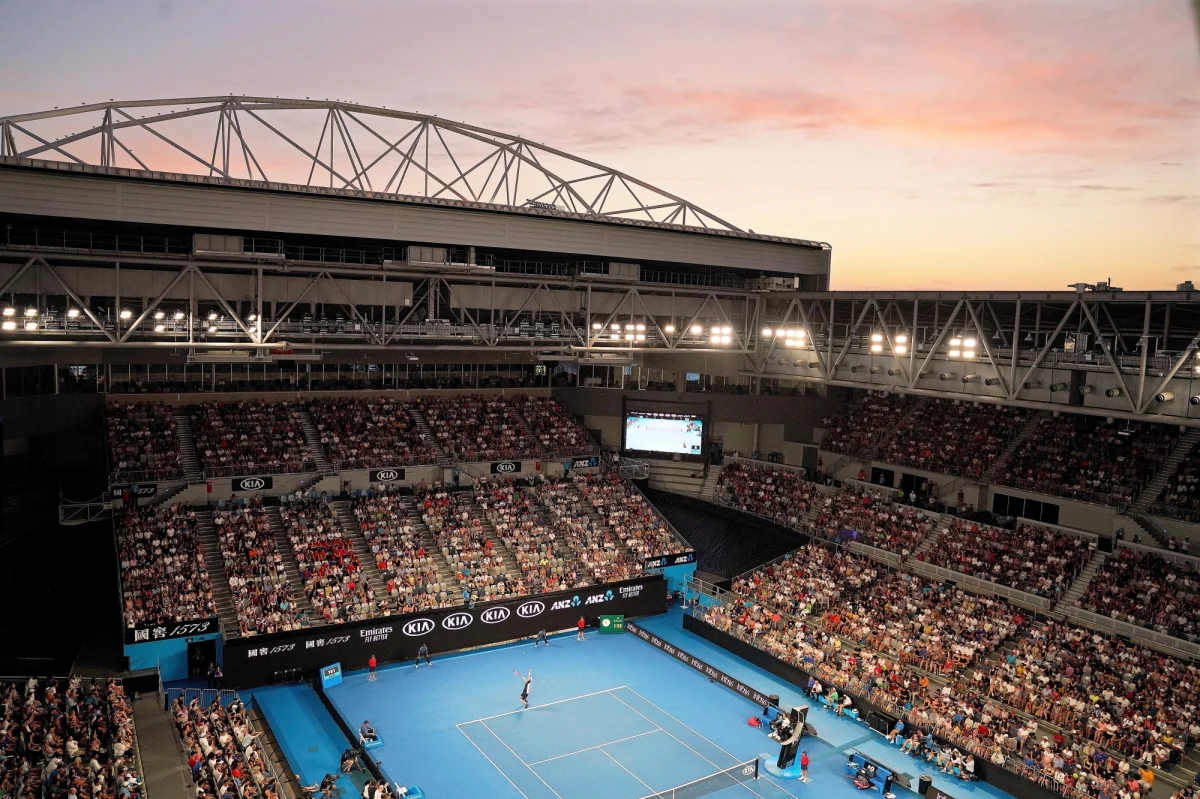 Polska noc i poranek na Australian Open. Za kilka godzin na korty wyjdą: Magda Linette, Iga Świątek, Kamil Majchrzak i Hubert Hurkacz. Na korcie centralnym zagra Magda Linette, która zmierzy się w 1. rundzie z triumfatorką ubiegłorocznego USA Open japońską tenisistką Naomi Osaką, turniejową "czwórką". Bardzo wymagającego rywala na otwarcie - i też z Japonii - ma również 176. w rankingu ATP Kamil Majchrzak. 23-letni piotrkowianin, który zadebiutuje w głównej drabince Wielkiego Szlema po przejściu eliminacji, zmierzy się z rozstawionym z "ósemką" Kei Nishikorim. Na korcie numer 19, zaprezentuje się Hubert Hurkacz. Klasyfikowany na 76. miejscu w świecie zawodnik zmierzy się z notowanym o trzy pozycje wyżej Ivo Karlovicem. W tym samym miejscu nieco później zaprezentuje się Iga Świątek. Triumfatorka ubiegłorocznego juniorskiego Wimbledonu, 177. zawodniczka w rankingu WTA, spotka się po raz pierwszy w karierze z 82. w tym zestawieniu Rumunką Aną Bogdan. O szansach Polaków na pierwszym w tym roku wielkoszlemowym turnieju z byłym tenisistą Michałem Gawłowskim rozmawiał dziennikarz sportowy RMF FM – Paweł Pawłowski.