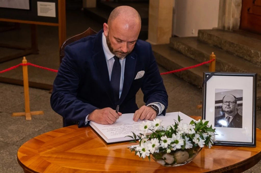 Jacek Sutryk, prezydent Wrocławia, wpisuje się do księgi kondolencyjnej