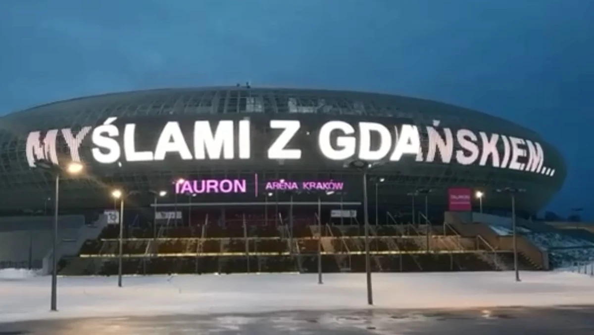 "Myślami z Gdańskiem..." - napis tej treści wyświetlony został w poniedziałek na fasadzie największej w Polsce hali widowiskowo-sportowej: Tauron Areny Kraków. To gest solidarności z gdańszczanami po śmierci prezydenta ich miasta Pawła Adamowicza, zaatakowanego przez nożownika w trakcie 27. Finału Wielkiej Orkiestry Świątecznej Pomocy. "Tak jak wszyscy jesteśmy wstrząśnięci tym, co stało się w Gdańsku" - wyjaśniła rzecznik prasowa zarządzającej obiektem agencji ARM Katarzyna Fiedorowicz-Razmus.