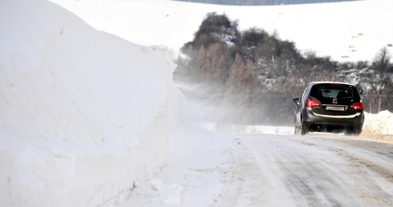 Instytut Meteorologii i Gospodarki Wodnej wydał rano ostrzeżenia dla dziewięciu województw - przed silnym wiatrem, intensywnymi opadami śniegu oraz zamieciami i zawiejami śnieżnymi. Wiatr będzie wiał w porywach 90 km/h.