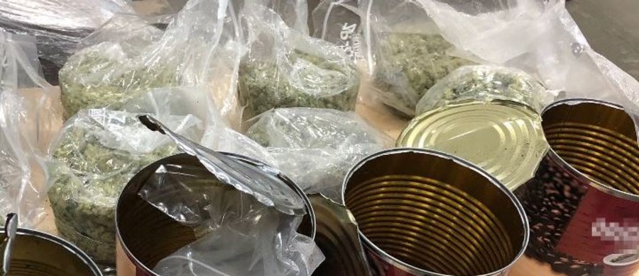 Prawie 76 kg marihuany - wartej ponad 2 mln zł - ujawnili mazowieccy funkcjonariusze celno-skarbowi w przesyłkach kurierskich, które miały zawierać kawę i zabawki. Jak poinformowała Izba Administracji Skarbowej w Warszawie, 16 przesyłek o wadze od ponad 3 kg do 7 kg każda zostało nadanych z Kanady. Miały trafić do odbiorców z Wielkiej Brytanii oraz Polski.