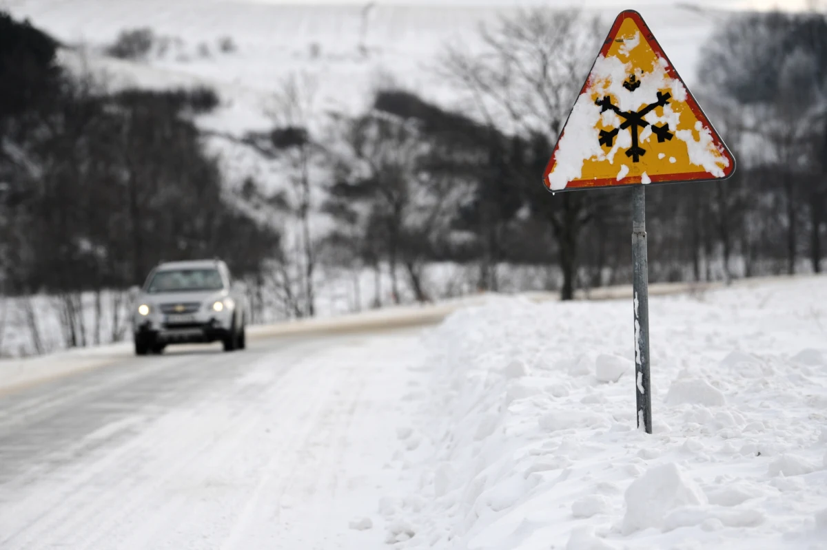 Ponad 220 cm śniegu leży na Kasprowym Wierchu i ponad 60 cm w samym Zakopanem. Do jutra może go przybyć kilkadziesiąt centymetrów, co gorsza opadom ma towarzyszyć silny wiatr, który wywoła zamiecie i zawieje śnieżne. O rozwagę i ostrożność na drogach i w górach apeluje wojewoda Małopolski. Ratownicy górscy radzą, by zrezygnować z wychodzenia na turystyczne szlaki.