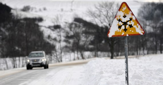 Ponad 220 cm śniegu leży na Kasprowym Wierchu i ponad 60 cm w samym Zakopanem. Do jutra może go przybyć kilkadziesiąt centymetrów, co gorsza opadom ma towarzyszyć silny wiatr, który wywoła zamiecie i zawieje śnieżne. O rozwagę i ostrożność na drogach i w górach apeluje wojewoda Małopolski. Ratownicy górscy radzą, by zrezygnować z wychodzenia na turystyczne szlaki.