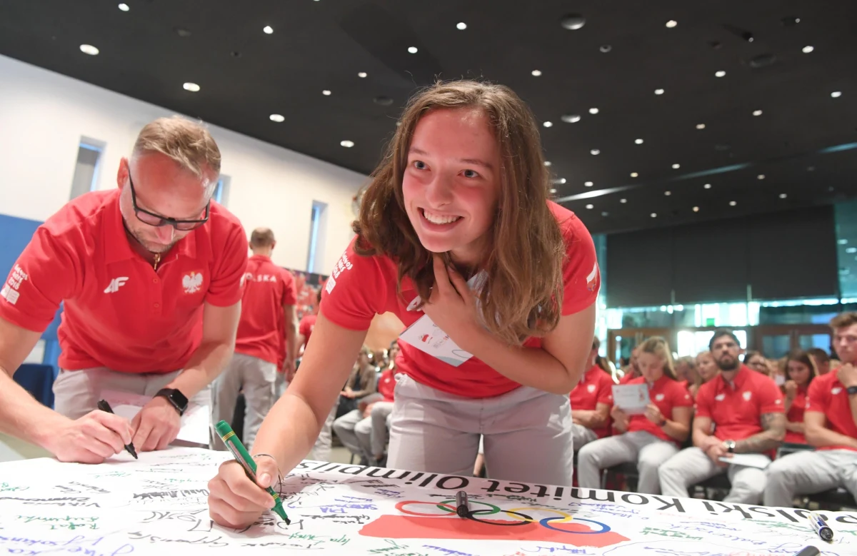 Debiutująca w seniorskim Wielkim Szlemie Iga Świątek pokonała Rumunkę Anę Bogdan 6:3, 3:6, 6:4 w 1. rundzie Australian Open. 17-letnia tenisistka, która do głównej drabinki dostała się z kwalifikacji, zagra teraz z rozstawioną z "27" Włoszką Camilą Giorgi.