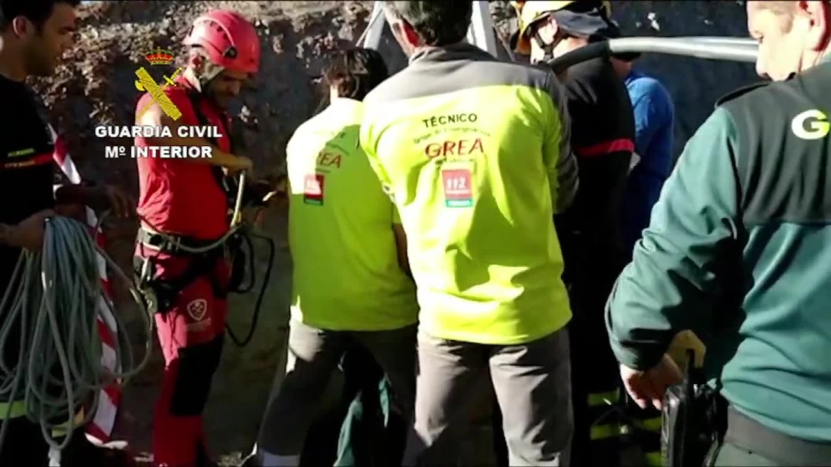 Ponad stu strażaków i inne służby ratunkowe bierze udział w akcji ratunkowej chłopca, który wpadł do dziury po odwiercie. Szyb ma głębokość 110 metrów i szerokość 25 centymetrów. 