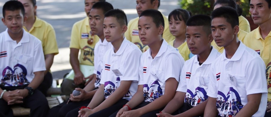 W czerwcu i lipcu ubiegłego roku cały świat żył akcją ratunkową w Tajlandii, gdzie 12 chłopców wraz z trenerem zostało uwięzionych w jaskini Tham Lung. Dzisiaj już więcej wiemy o szczegółach akcji ratunkowej, która zakończyła się pełnym sukcesem. Okazuje się, że wbrew wcześniejszym komunikatom, chłopcy nie uczyli się nurkować.