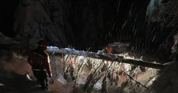 Rośnie liczba wypraw ratunkowych w Beskidach. W górach panują skrajnie trudne i niebezpieczne warunki. W rejonie Pilska znowu zgubiła się dwójka narciarzy. Ratownicy szukali ich przez całą noc z niedzieli na poniedziałek.