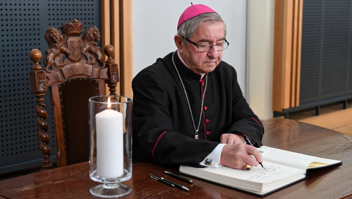 Życie prezydenta Gdańska Pawła Adamowicza było wielkie, godne, dynamiczne, ale za krótkie - mówił metropolita gdański abp Sławoj Leszek Głódź. Poinformował, że pogrzeb może odbyć się w sobotę, ale ostateczna decyzja w tej sprawie należy do rodziny.