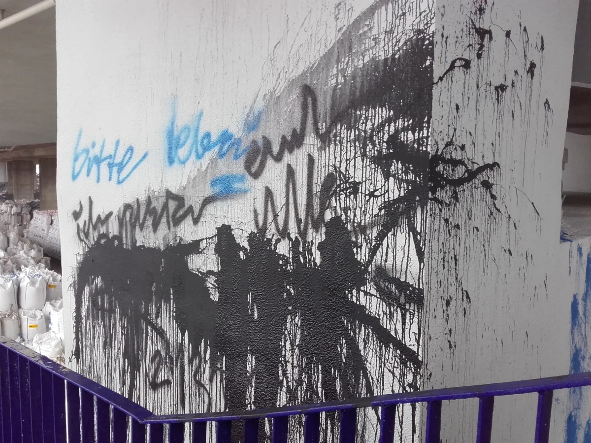 Kilkanaście tysięcy złotych kosztować ma szorowanie szczecińskiej Trasy Zamkowej oraz prowadzących na nią schodów. Nieznani sprawcy obrzucili odnowione niedawno filary mostu kulkami z farbą.