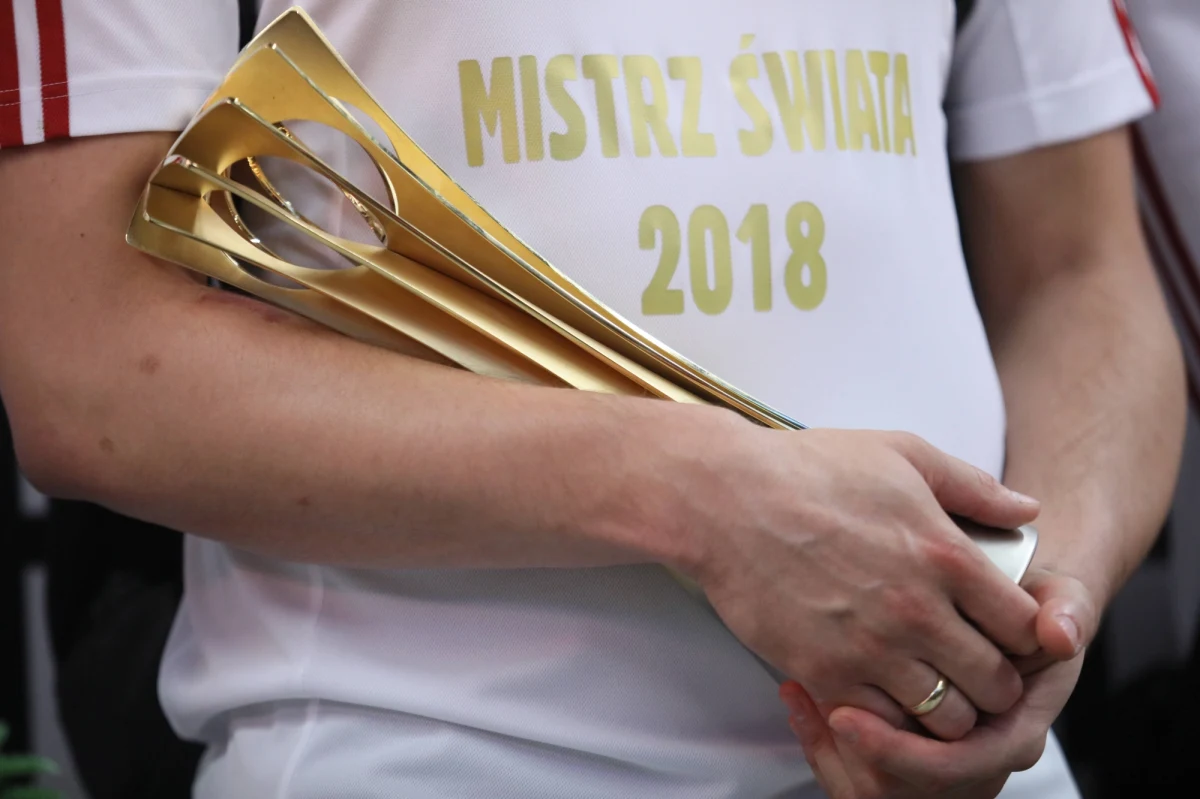 W środę w Atomium w Brukseli odbędzie się losowanie siatkarskich Mistrzostw Europy, które we wrześniu odbędą się w czterech krajach. Gospodarzami tegorocznego turnieju będą Belgia, Francja, Holandia i Słowenia. Europejska Konfederacja Piłki Siatkowej podała szczegóły dotyczące losowania. Biało-czerwoni znaleźli się w pierwszym koszyku. 