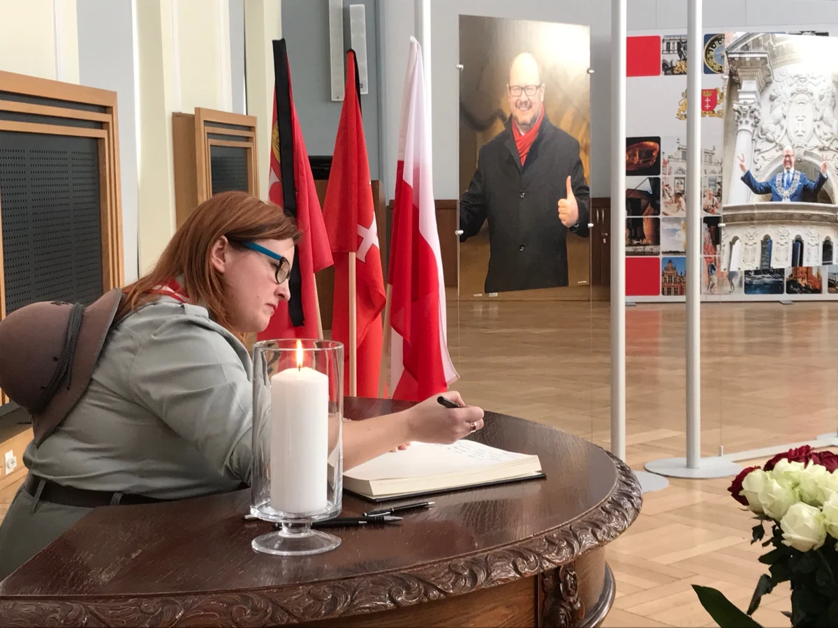 Mieszkańcy, urzędnicy, współpracownicy, znajomi żegnają tragicznie zmarłego, zamordowanego prezydenta Gdańska Pawła Adamowicza. W kolejce ustawiło się wielu gdańszczan. Z uwagi na dużą liczbę chętnych przedłużono wystawienie księgi do godziny 20. 