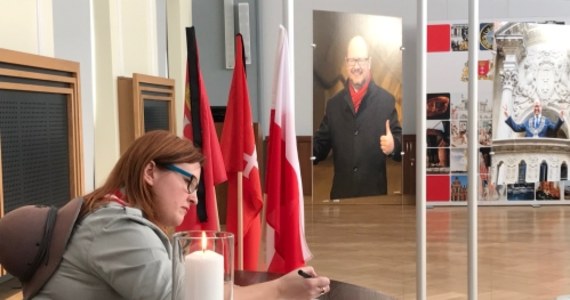 Mieszkańcy, urzędnicy, współpracownicy, znajomi żegnają tragicznie zmarłego, zamordowanego prezydenta Gdańska Pawła Adamowicza. W kolejce ustawiło się wielu gdańszczan. Z uwagi na dużą liczbę chętnych przedłużono wystawienie księgi do godziny 20. 