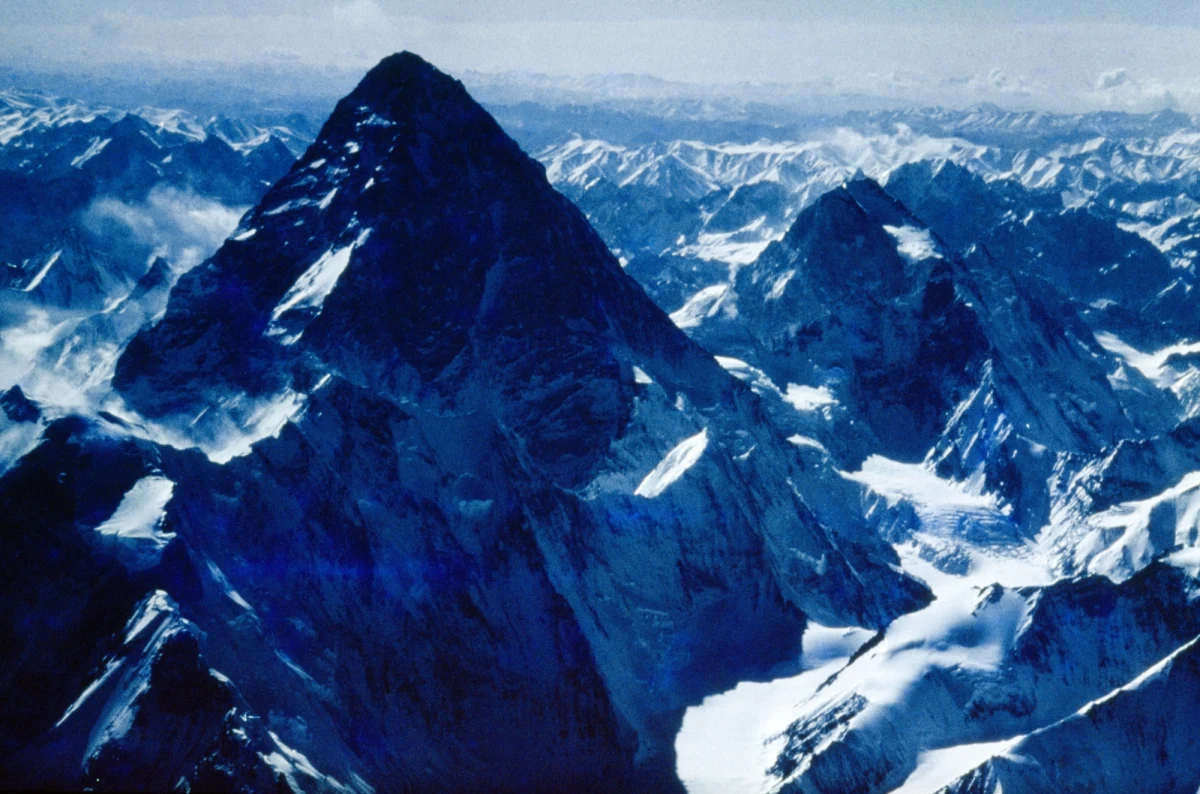 Paweł Dunaj i Marek Klonowski są już w bazie pod K2. Dwaj Polacy wędrowali do niej z Askole przez 6 dni. Jutro dołączy do nich pozostała część zespołu, którego liderem jest Bask Alex Txikon. Jak ujawnił pakistański operator tej zimowej wyprawy na ostatni niezdobyty zimą ośmiotysięcznik, skład ma uzupełnić wkrótce także trzeci himalaista z Polski.