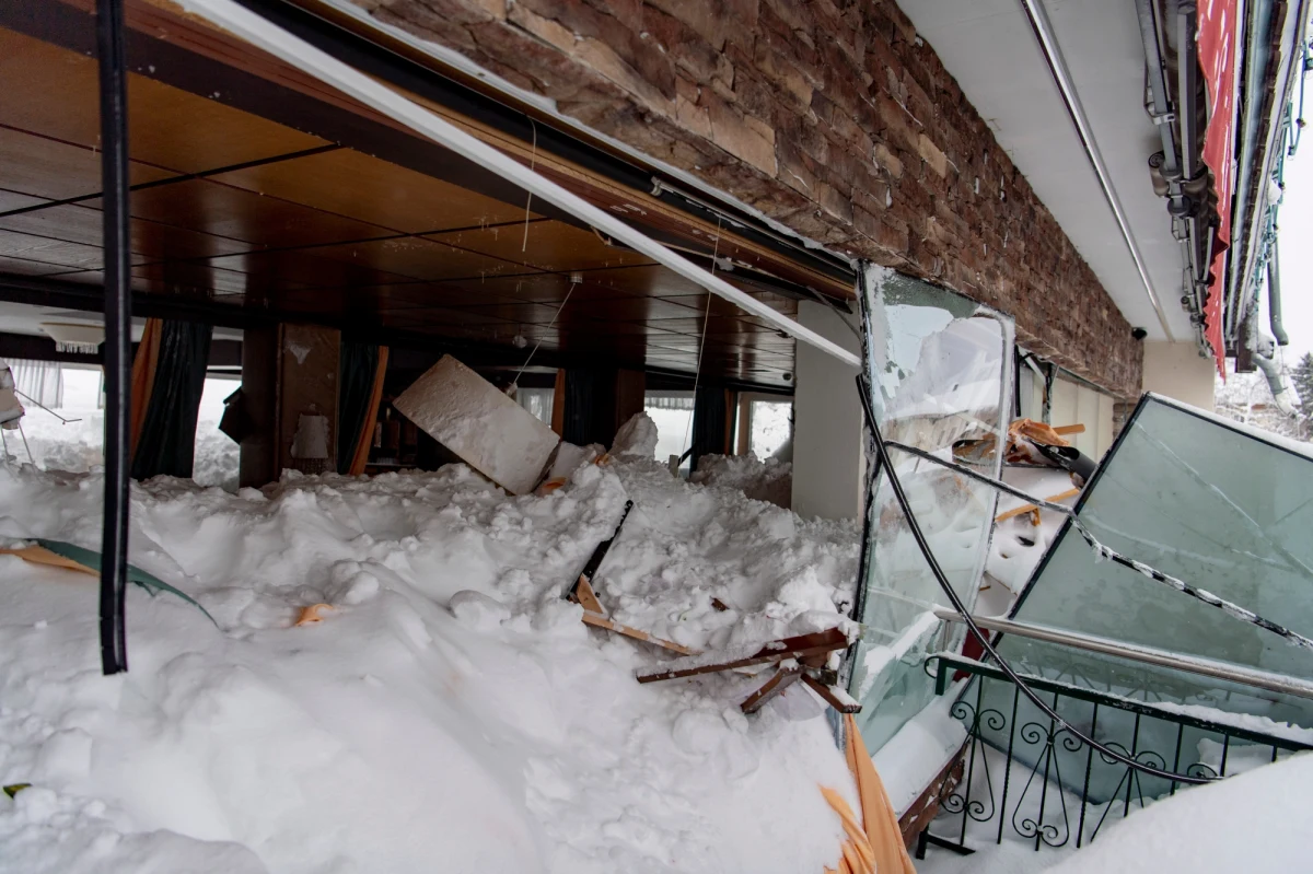 Potężna lawina spadła na hotel w miejscowości Ramsau am Dachstein w Austrii. 60 osób zostało ewakuowanych. 