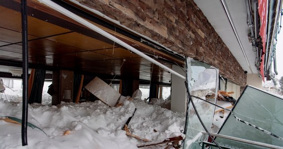 Potężna lawina spadła na hotel w miejscowości Ramsau am Dachstein w Austrii. 60 osób zostało ewakuowanych. 