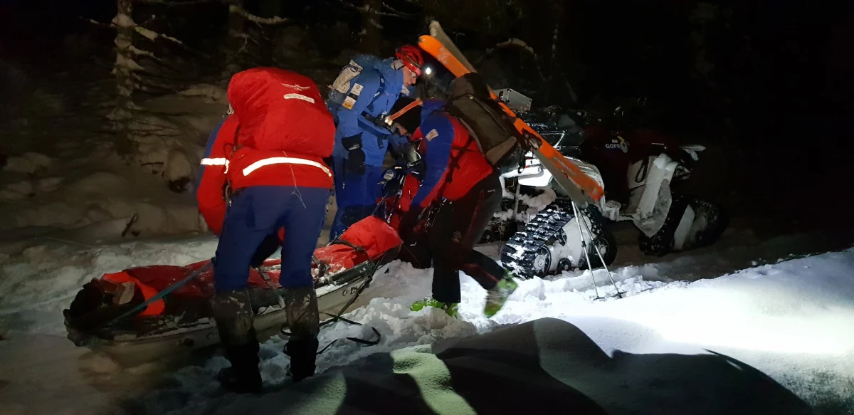 Nocna akcja GOPR w Parku Narodowym Gór Stołowych. Pomocy potrzebował mężczyzna, który spadł z wysokości i kilka godzin nieprzytomny leżał w śniegu. Turysta sam wezwał pomoc. 