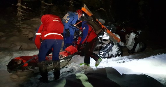 Nocna akcja GOPR w Parku Narodowym Gór Stołowych. Pomocy potrzebował mężczyzna, który spadł z wysokości i kilka godzin nieprzytomny leżał w śniegu. Turysta sam wezwał pomoc. 