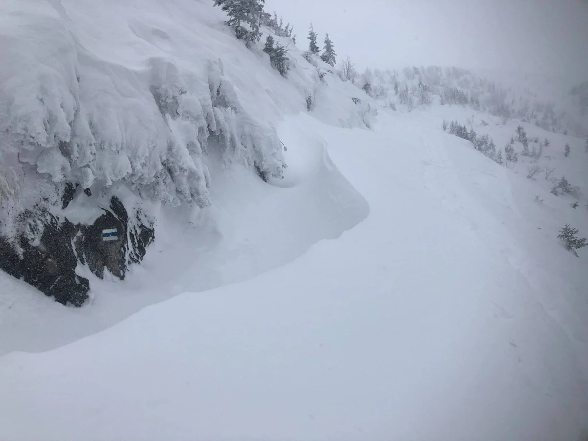 Ratownicy TOPR ogłosili we wtorek po południu czwarty, wysoki stopień zagrożenia lawinowego. Sytuacja w górach ponownie jest bardzo niebezpieczna. Ratownicy odradzają wszelkie wyjścia w góry.