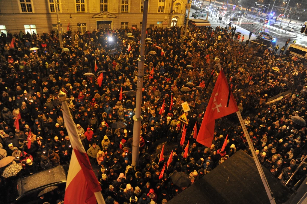 Tysiące ludzi zgromadziło się przed Urzędem Miasta w Gdańsku, 15 stycznia 2018