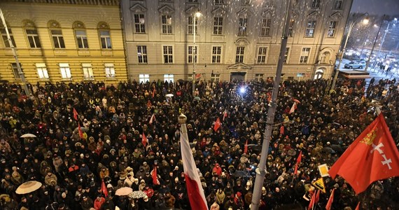 Kilka tysięcy osób zgromadziło się przed Urzędem Miejskim w Gdańsku, by oddać hołd zamordowanemu prezydentowi tego miasta Pawłowi Adamowiczowi. Przed wejściem do budynku ustawiono tysiące zniczy i ułożono biało-czerwone róże.