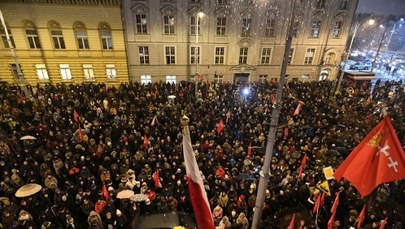 Tysiące ludzi przed Urzędem Miejskim w Gdańsku. Karnowski: Paweł był człowiekiem zawsze prawym
