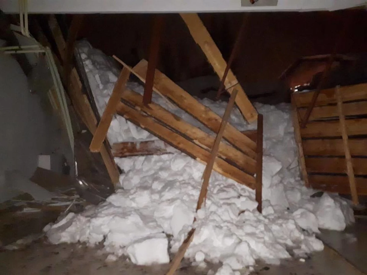 Na północy Słowacji, przy granicy z naszym krajem już w ponad 30 wsiach i trzech miastach ogłoszono stan wyjątkowy z powodu obfitych opadów śniegu. Sytuacja jest też trudna w czeskich Karkonoszach, gdzie obowiązuje czwarty stopień zagrożenia lawinowego.