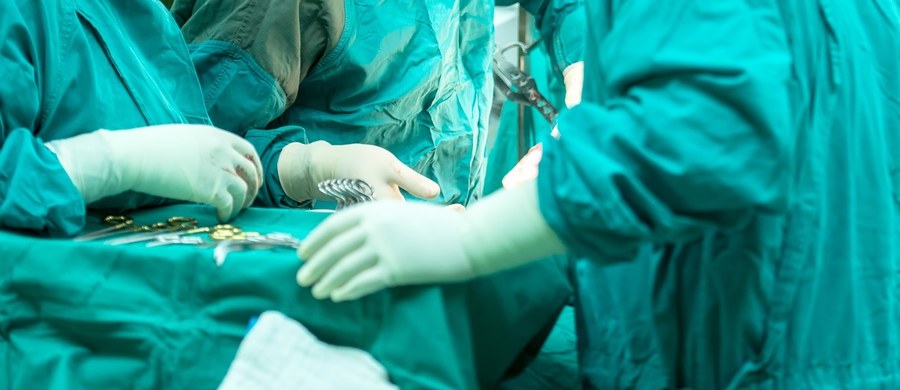 Wyjątkowa operacja usunięcia tarczycy została wykonana w Centralnym Szpitalu Klinicznym w Łodzi. Jak podają medycy z tej placówki, jest to pierwszy zabieg w Polsce, w którym wykorzystano naturalną przestrzeń pomiędzy zębami a wargą, żeby wprowadzić narzędzia chirurgiczne i wyciąć gruczoł z guzem. 