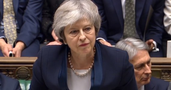 Dotkliwa porażka premier Theresy May w parlamentarnym głosowaniu nad zatwierdzeniem wynegocjowanej przez jej rząd umowy z Unią Europejską o warunkach wystąpienia Wielkiej Brytanii ze Wspólnoty zdominowała pierwsze strony wszystkich brytyjskich gazet.