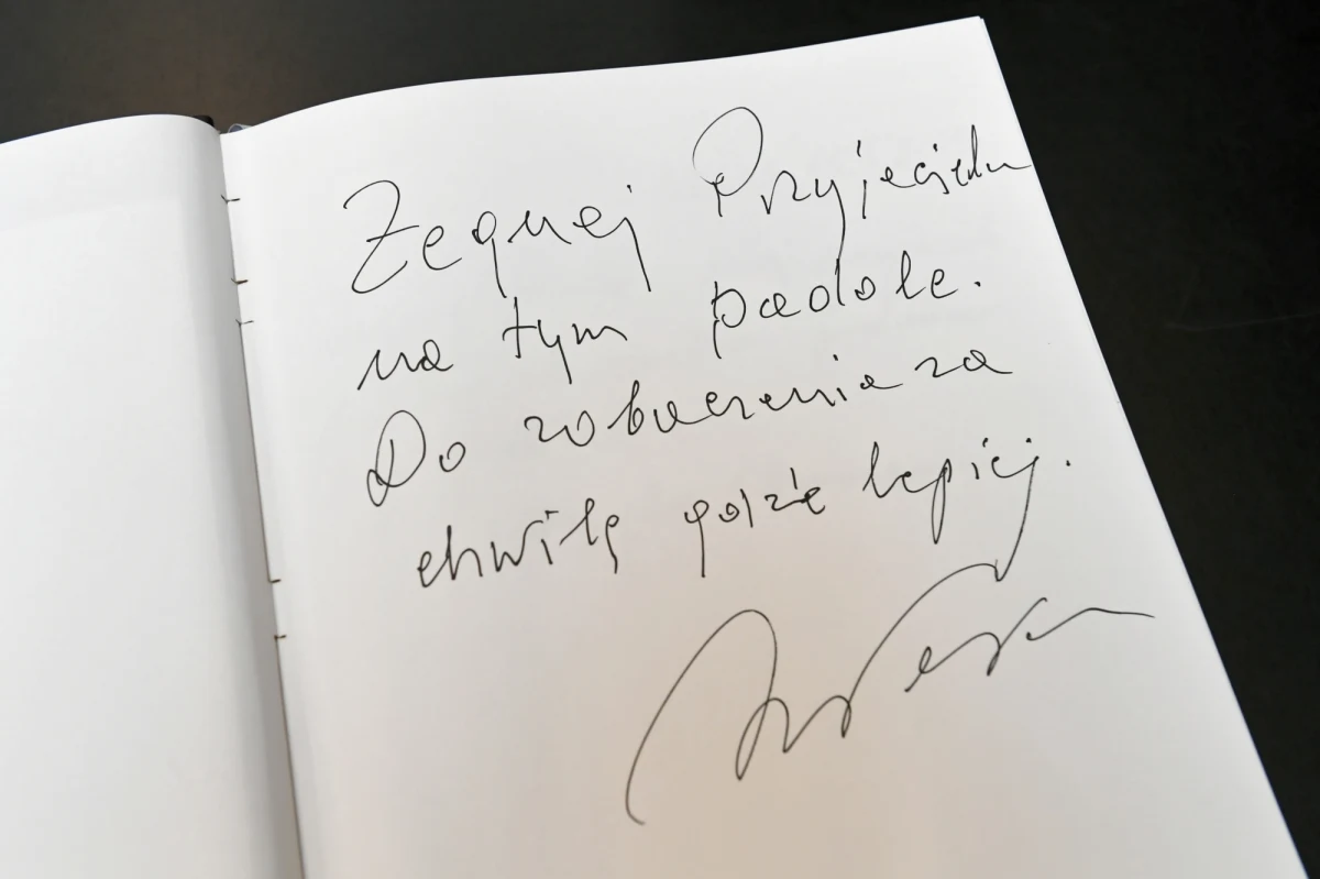 "Żegnaj przyjacielu na tym padole, do zobaczenia za chwilę gdzie lepiej" - taki wpis zamieścił były prezydent Lech Wałęsa w księdze kondolencyjnej wyłożonej w Europejskim Centrum Solidarności w Gdańsku po śmierci prezydenta tego miasta Pawła Adamowicza.