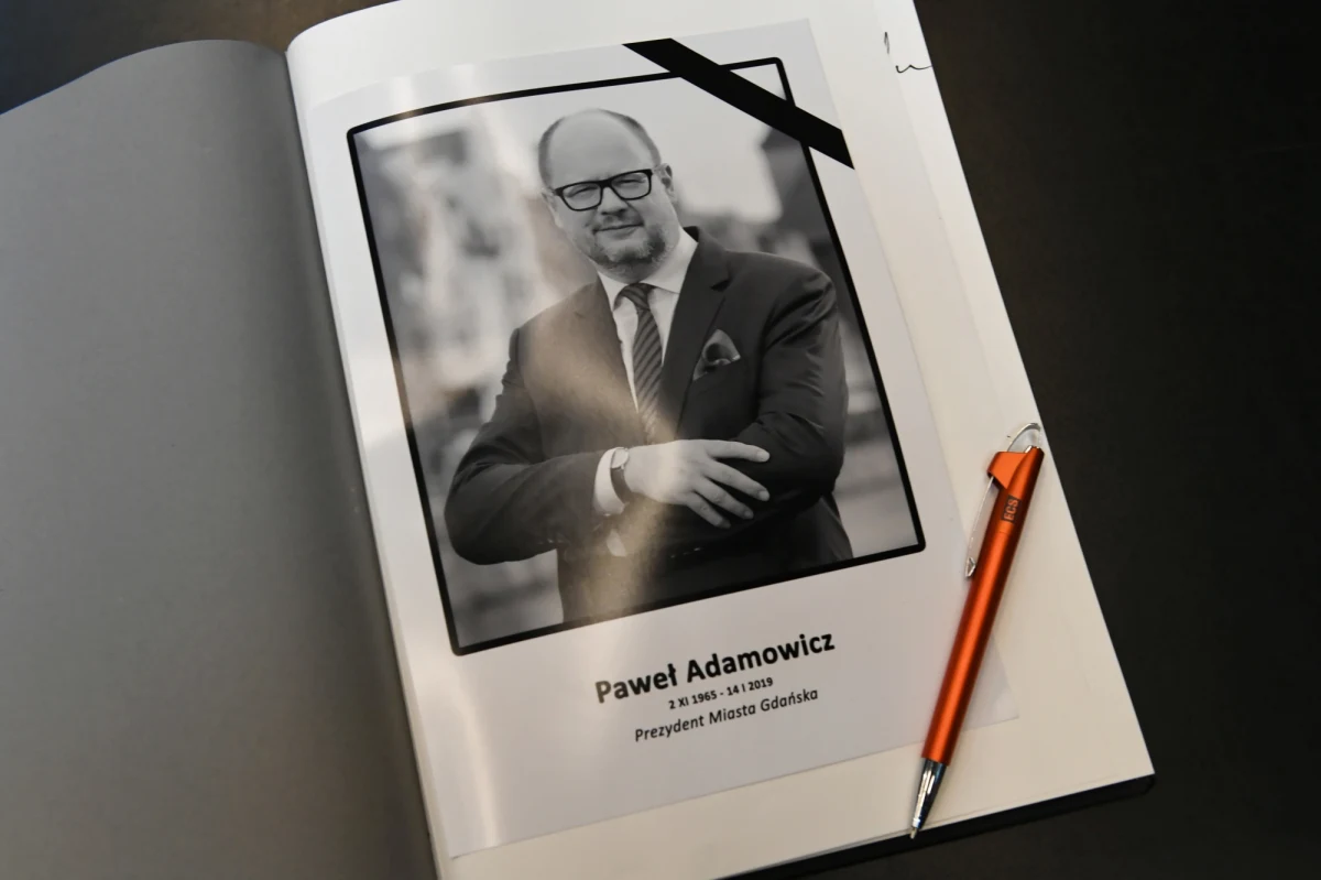 Paweł Adamowicz w sobotę zostanie pochowany w Bazylice Mariackiej – taką informację przekazał proboszcz ks. Ireneusz Bradtke. Pogrzeb będzie organizowany przez miasto Gdańsk przy udziale rodziny prezydenta. Natomiast od jutra od godziny 17:00 przez dobę w Europejskim Centrum Solidarności wystawiona będzie trumna prezydenta Gdańska.