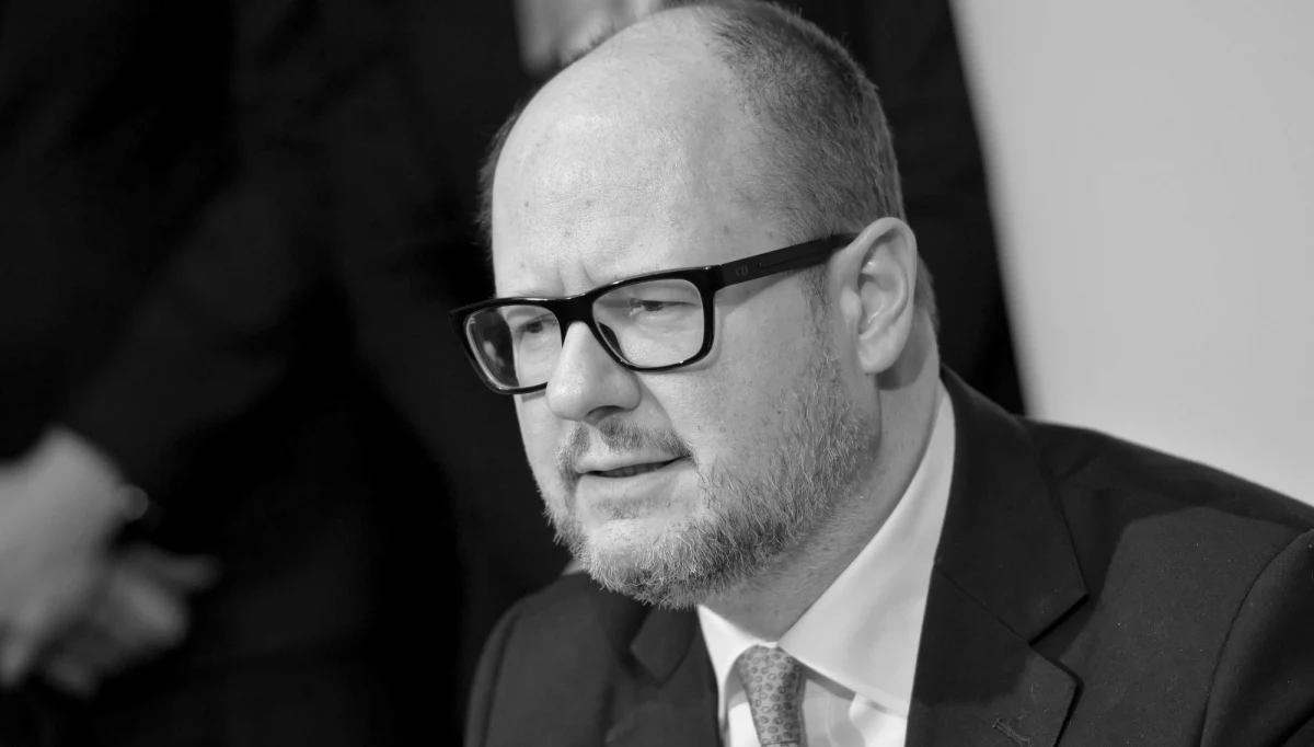 ​Są takie tematy, o których nigdy nie chciałoby się pisać, o których nie chciałoby się myśleć. Ale nie ma rady, zabójstwo prezydenta Gdańska jest kolejnym wydarzeniem, które kładzie się cieniem na naszej najnowszej historii. Prócz naturalnych w takim wypadku emocji współczucia dla rodziny i bliskich Pawła Adamowicza, prócz pytań o to, dlaczego to się stało, jak to było możliwe, musi się rodzić pytanie o to, co dalej z nami. W pierwszej reakcji na wiadomość o tragicznych wydarzeniach w Gdańsku wielu z nas apelowało o umiar w komentarzach. Potem szybko jednak pojawiła się chęć uderzania się w cudze piersi. Tymczasem bez solidnego rachunku swojego, nie cudzego sumienia, sami sobie ze sobą nie poradzimy.