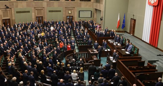 „Żegnamy dziś naszego kolegę i przyjaciela, Paweł Adamowicz był człowiekiem wielkiego charakteru, był bardzo odważny, nie bał się walki, ale chciał też budować i to robił, swe życie poświęcił ukochanemu Gdańskowi” - powiedział w środę w Sejmie szef PO Grzegorz Schetyna.