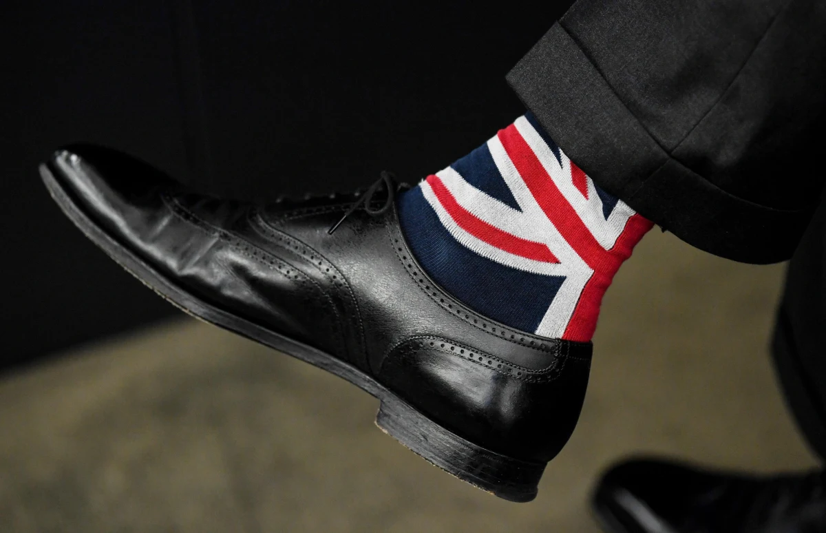 Jeszcze dziś brytyjska Izba Gmin zagłosuje nad wotum nieufności dla rządu premier Teresy May. Jej historyczna porażka w parlamencie uśmierciła porozumienie zawarte z Brukselą w sprawie Brexitu. Jesteśmy świadkami pokojowego przejmowania władzy – traci ją rząd, a zyskuje parlament. Tak kończy się gra w pokera bez asów w rękawie. Zdumiewające jest to, że brytyjska premier wciąż pozostaje przy stole. 