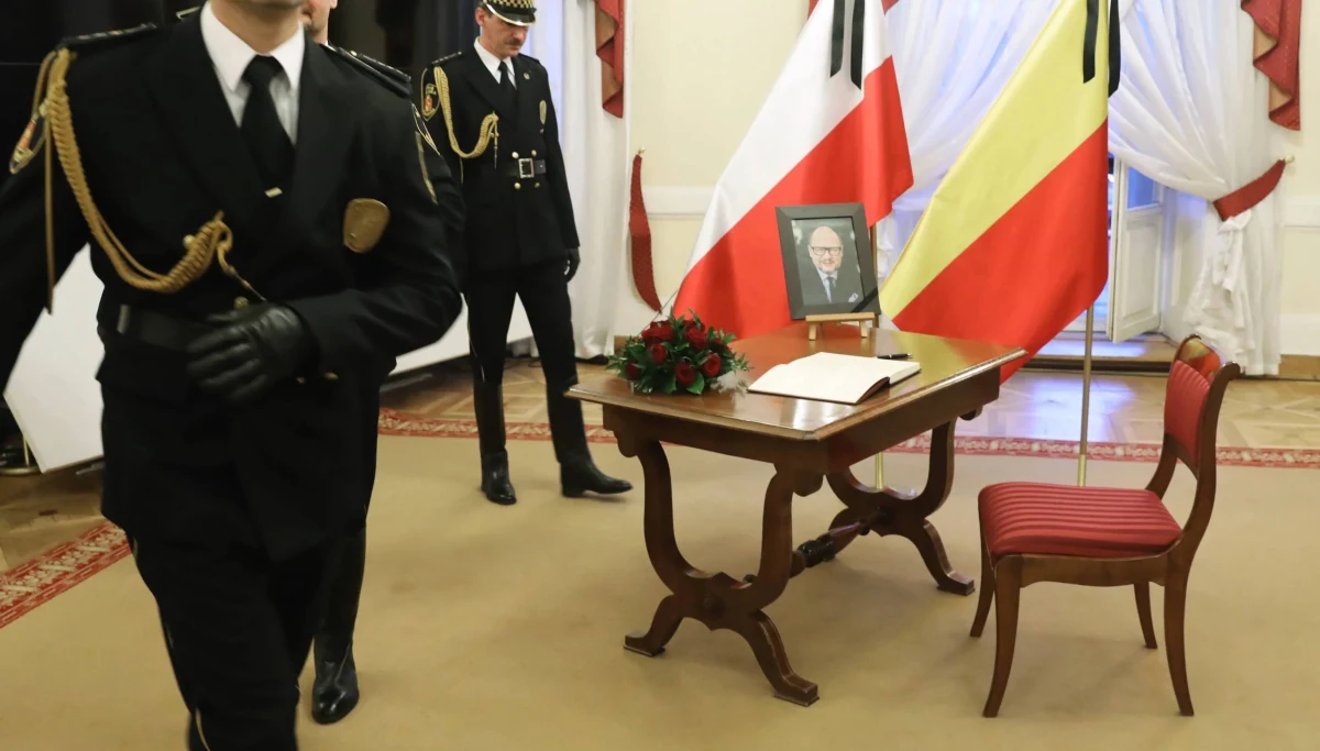 ​Komisarz wyborczy w Gdańsku podpisał postanowienie o wygaśnięciu mandatu zmarłego tragicznie prezydenta Gdańska Pawła Adamowicza - poinformowała PAP dyrektor delegatury Krajowego Biura Wyborczego w Gdańsku Mirosława Torłop.