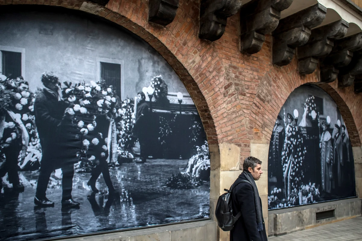 Na dziedzińcu Karolinum, gmachu Uniwersytetu Karola (UK) w Pradze, odsłonięto tablicę upamiętniającą Jana Palacha, który w 1969 roku podpalił się w proteście przeciwko bierności wobec radzieckiej inwazji na Czechosłowację w 1968 roku.