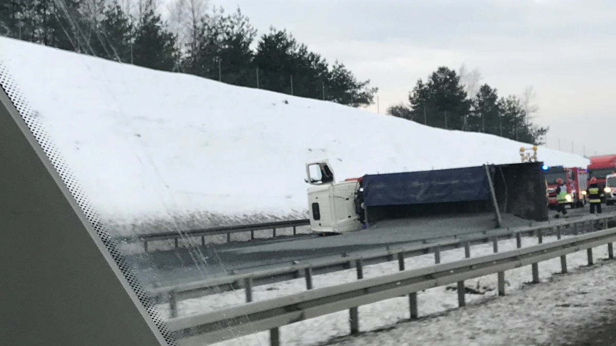 Zablokowana jest autostrada A4 między Mysłowicami a Chrzanowem w stronę Krakowa. W okolicy węzła Byczyna przejazd blokuje przewrócona ciężarówka.
