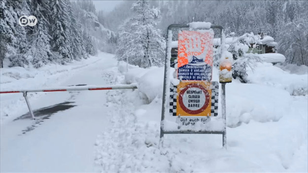 Dotarcie do niejednego ośrodka narciarskiego w Austrii to prawdziwe wyzwanie - nieprzejezdne drogi oraz ryzyko spadających konarów i lawin jest tutaj zbyt duże. Turyści muszą uzbroić się w cierpliwość - apelują służby porządkowe. Pracownicy ośrodka są sfrustrowani. 