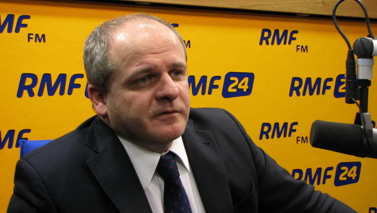 "Prawda jest taka, że śmierć polityka na służbie, na oczach wszystkich, zawsze będzie wywoływała dyskusje. Tego nie da się przemilczeć, bo taka jest natura społeczeństwa, (…) bo to jest arcypolityczny fakt" - mówił w Popołudniowej rozmowie w RMF FM Paweł Kowal, były polityk, politolog i historyk z PAN. "Myślę, że z mordem politycznym mamy do czynienia wtedy, kiedy zamordowana jest osoba na służbie jako polityk, nieprzypadkowo, lub zamordowana jest jako polityk ze względu na swoje poglądy. Natomiast jeśli chodzi o argumenty, które podawane są ‘przeciw’… trochę zaskoczyło mnie, że podaje je wielu historyków. Wystarczy sprawdzić, by wiedzieć, że bardzo wiele przypadków najbardziej znanych morderstw politycznych było dokonanych właśnie przez recydywistów, przez ludzi z przeszłością kryminalną, a także często dochodziło tam do stwierdzenia jakichś problemów mentalnych" - podkreślił.