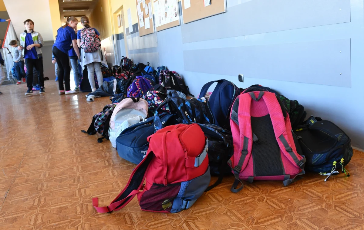 Jeśli minister edukacji nie usiądzie do rozmów ze związkiem zawodowym nauczycieli, to wkrótce trzeba będzie zamykać szkoły – przestrzegają władze Łodzi. Sytuacja z nauczycielskim protestem pogarsza się, bo codziennie przybywa pedagogów na L4. 