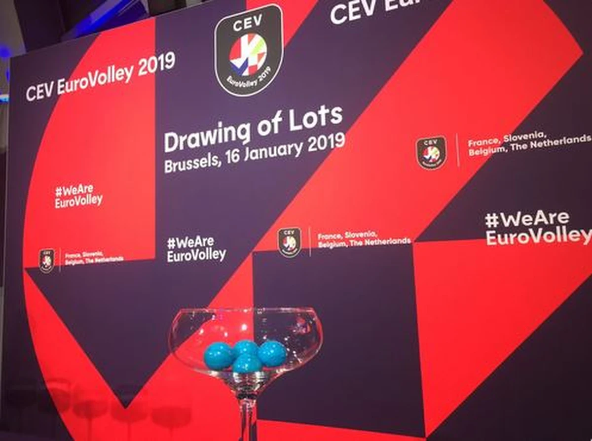 Holandia, Czechy, Estonia, Ukraina i Czarnogóra będą rywalami polskich siatkarzy w tegorocznych mistrzostwach Europy. Losowanie odbyło się w środę w Brukseli. Turniej od 12 do 29 września zorganizują wspólnie Belgia, Holandia, Francja i Słowenia. W mistrzostwach po raz pierwszy wystąpią 24 drużyny, które podzielono na cztery grupy. Po cztery najlepsze zespoły z każdej z nich awansują do 1/8 finału.
