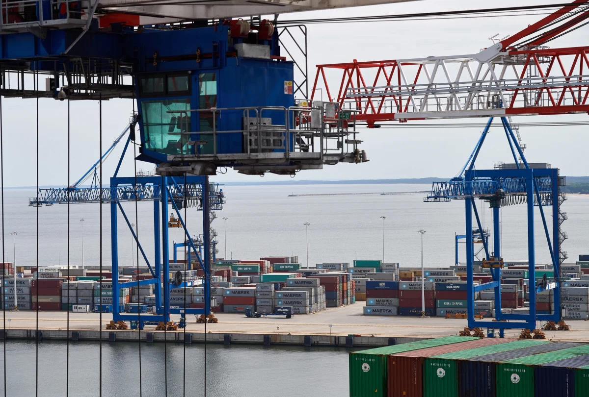 Polski handel morski pokonał historyczną barierę. W zeszłym roku, po raz pierwszy, przeładowano w polskich portach ponad 100 milionów ton towarów. Szczególnie rośnie znaczenie Gdańska, jako jednego z największych portów masowych i głównego terminalu kontenerowego na Bałtyku, który jest z kolei europejskim morzem numer jeden jeśli chodzi o wzrost przeładunków. 