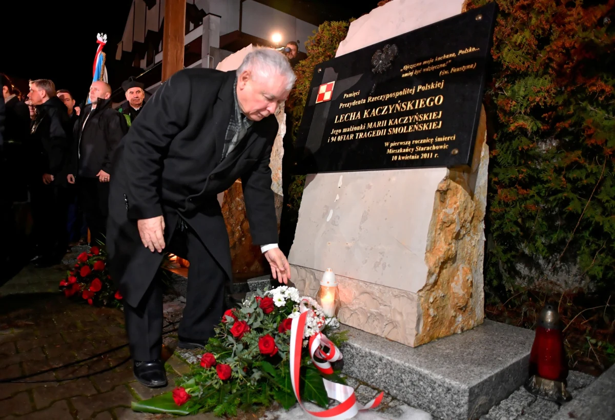 "To smutny moment, ale jednocześnie dający siłę, dający nadzieję i taką wiarę, że to co przemija, może trwać i trwa" - powiedział prezes PiS Jarosław Kaczyński, który w środę uczestniczył w Starachowicach (Świętokrzyskie) w mszy odprawionej w przeddzień szóstej rocznicy śmierci jego matki, Jadwigi.