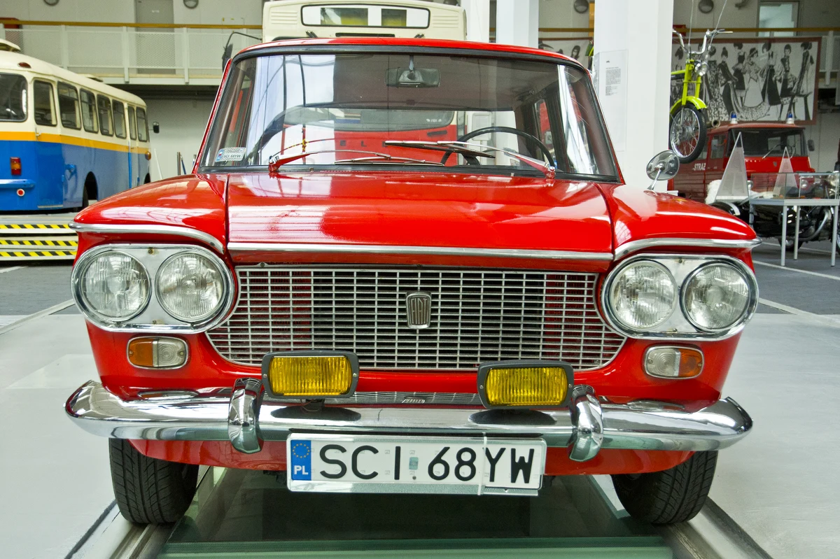 Są ogniście czerwone i jak na swój wiek w całkiem niezłym stanie. Do Muzeum Techniki i Komunikacji w Szczecinie trafiły dwa nowe eksponaty. To włoskie fiaty, które można było w latach 60. i 70. spotkać na ulicach polskich miast. Również w tamtych czasach zwracały uwagę wszystkich i budziły nie lada emocje, bo jako auta importowane należały do rzadkości.