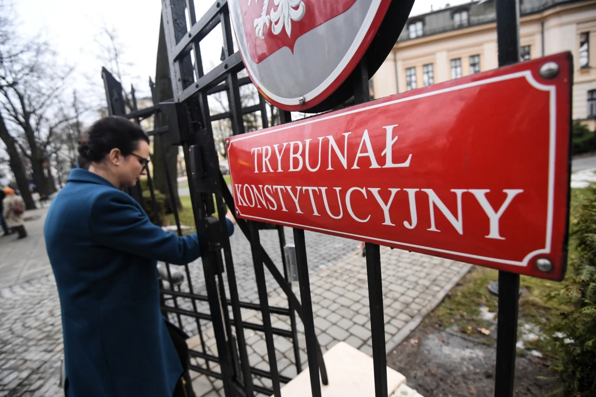 Przepisy nowelizacji ustawy o Instytucie Pamięci Narodowej dotyczące zbrodni ukraińskich nacjonalistów są niezgodne z konstytucją. Tak orzekł Trybunał Konstytucyjny. Przepisy zaskarżył prezydent Andrzej Duda. Wskazywał, że pojęcia "ukraińscy nacjonaliści" i "Małopolska Wschodnia" są nieprecyzyjne.