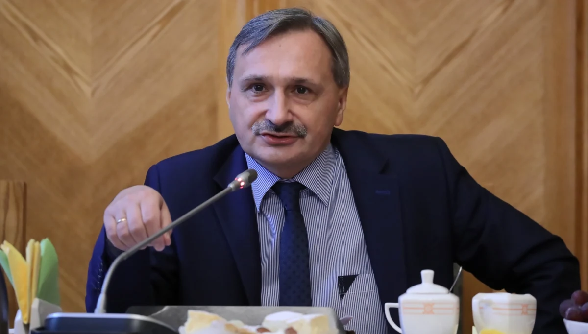 ​Ministerstwo Edukacji Narodowej próbuje przekonać związkowców do dalszych rozmów w sprawie podwyżek. "Nie upieramy się przy naszych propozycjach" - mówi RMF FM wiceminister Maciej Kopeć.