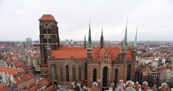 Bazylika Mariacka w Gdańsku, wybudowana w 1343 roku, zwana również "Koroną Gdańska" jest największą w Europie i trzecią na świecie świątynią wybudowaną z cegły. Jej sklepienie zdobi 21 złotych gwiazd. Jedną z nich Paweł Adamowicz ofiarował swoim córkom. 