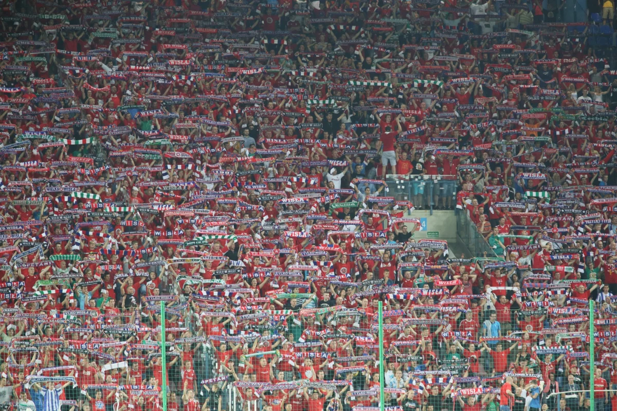 Władze Wisły Kraków chcą ustabilizować sytuację finansową przez emisję akcji. Dzięki temu zadłużona piłkarska spółka może pozyskać nawet cztery miliony złotych. Na razie klub ma zawieszoną licencję na grę w ekstraklasie.