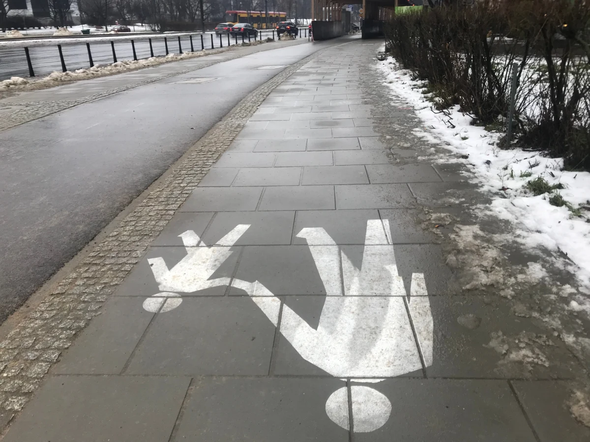 Chodnik, który pochłania smog od prawie dwóch miesięcy działa w Warszawie, w rejonie ronda Ignacego Daszyńskiego. W betonowych płytach umieszczono tlenek tytanu, który może zatrzymywać szkodliwe substancje. Sprawdziliśmy, jak jego działanie oceniają mieszkańcy stolicy.